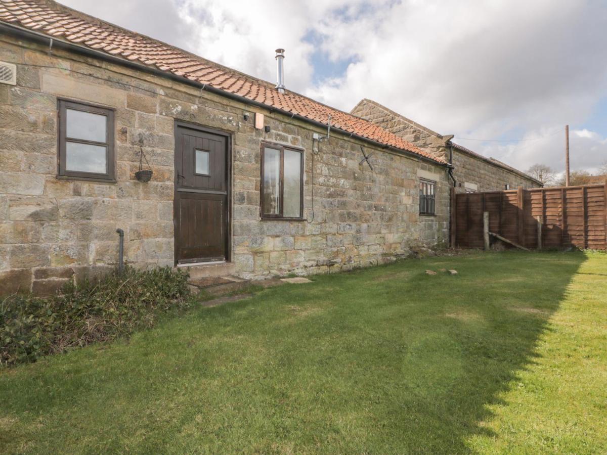 Stable Cottage Staintondale Bagian luar foto